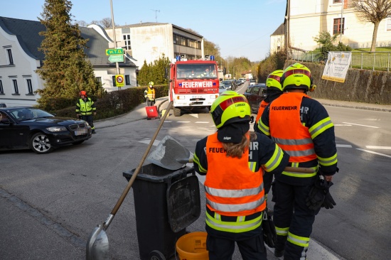 Betonschotter und lspur: Doppelter Einsatz fr die Feuerwehr auf der "Stiftskreuzung" in Lambach