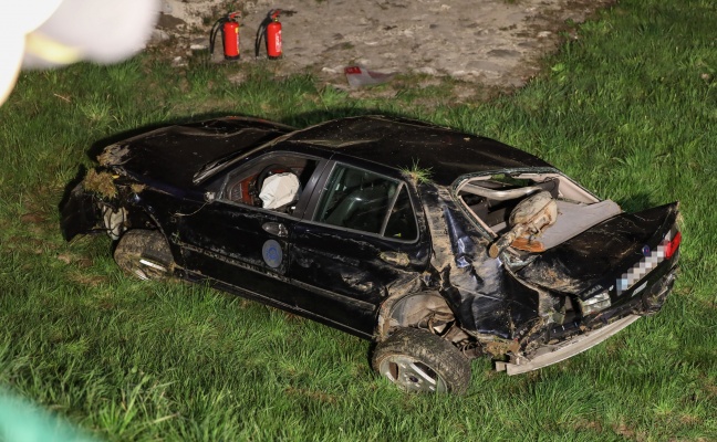 Ein Schwerverletzter: Auto bei schwerem Verkehrsunfall in Gschwandt in Auffangbecken überschlagen