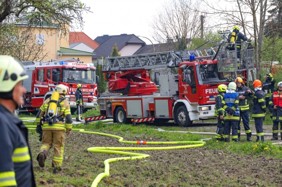 Sieben Feuerwehren bei Brand eines alten Stadls in Eferding im Einsatz