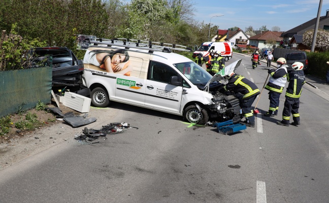 Fünf teils Schwerverletzte bei Crash zwischen drei Fahrzeugen in Pichl bei Wels