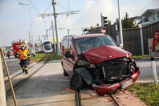 Kollision zwischen PKW und Straenbahn in Pasching fordert einen Verletzten