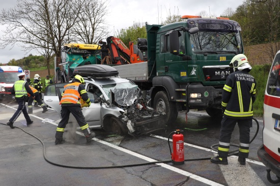 Schwerer Crash zwischen LKW samt Anhnger und PKW auf Pyhrnpass Strae in Thalheim bei Wels