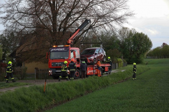 Feuerwehr und Abschleppunternehmen bei Fahrzeugbergung in Oftering im Einsatz