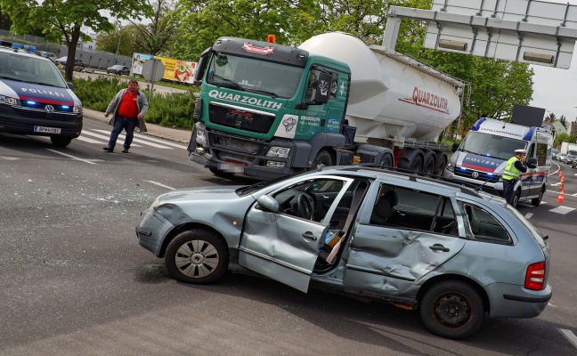 Heftiger Crash in einem Kreuzungsbereich in Wels-Pernau fordert zwei verletzte Personen