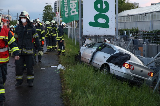 Auto steckte in Leuchtreklametafel - Schwerer Verkehrsunfall auf Kremstalstrae in Leonding