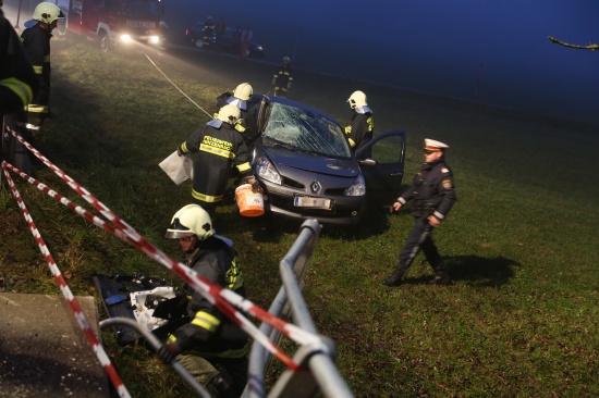 Fahrzeug in Hinzenbach gegen Brückengeländer gekracht