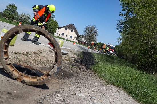 lwanne bei Auto nach Verkehrsunfall in Sipbachzell aufgerissen