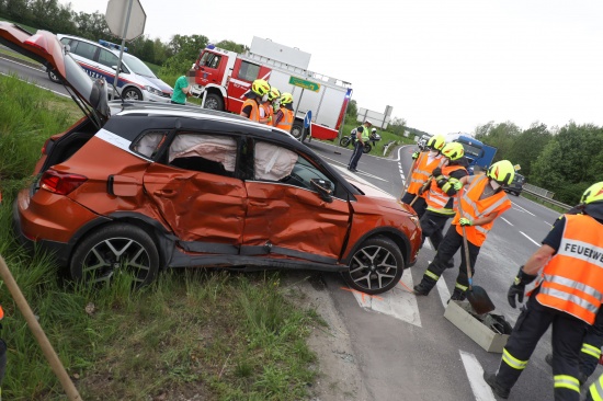 Schwerer Kreuzungscrash mit mehreren beteiligten Fahrzeugen auf Wiener Strae in Asten