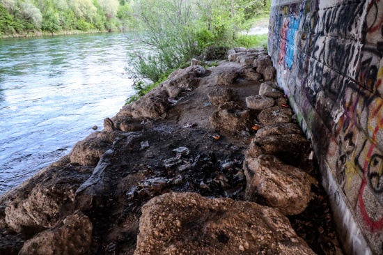 Lagerfeuer unter Autobahnbrcke in Wels-Waidhausen von der Feuerwehr abgelscht