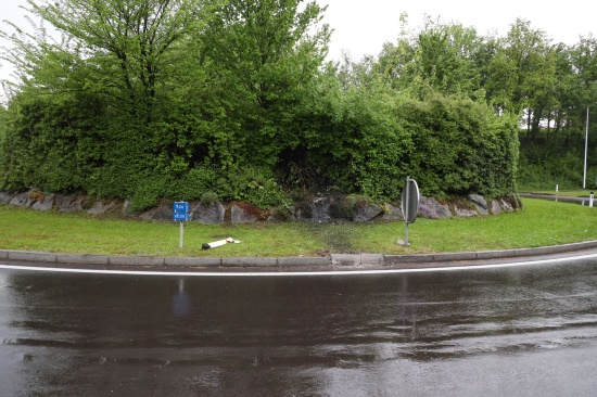 Crash gegen Kreisverkehr: Steininsel stoppte Alkolenker in Wallern an der Trattnach