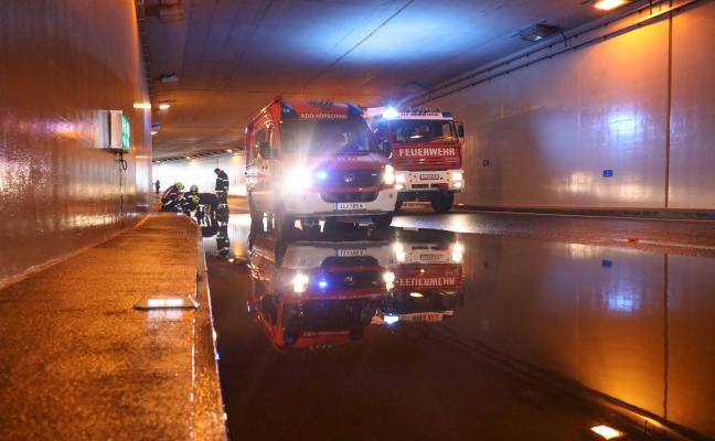 Überflutung: Große Pfütze im Tunnel Neubau in Hörsching sorgt für Einsatz der Feuerwehr