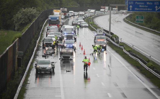 Blechsalat bei Verkehrsunfall auf Welser Autobahn in Weißkirchen an der Traun