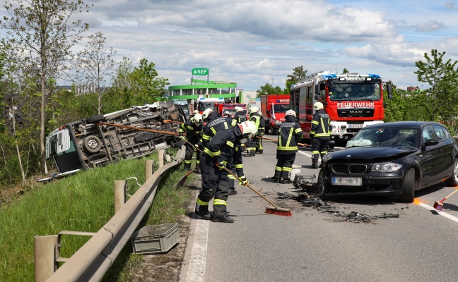 Schwerer Crash zwischen Kleinbus und PKW auf Salzkammergutstraße in Gmunden