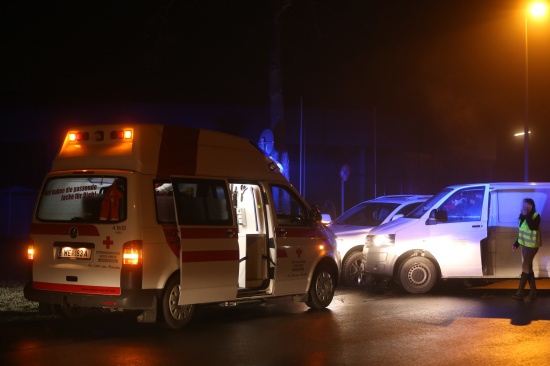 Nach Kreuzungscrash gegen Baum gekracht - Unfall forderte zwei Verletzte