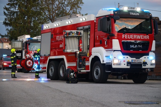 Brand vor einer Halle in Traun durch Feuerwehr rasch gelscht