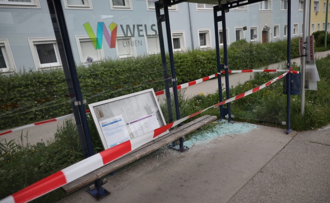 Glassplitter: Einsatzkräfte der Feuerwehr bei Bushaltestelle in Wels-Vogelweide im Einsatz