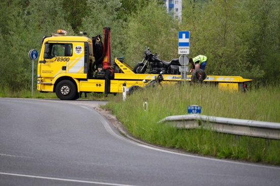 Schwerer Motorradunfall in einem Kreisverkehr der Kremstalstrae in Ansfelden