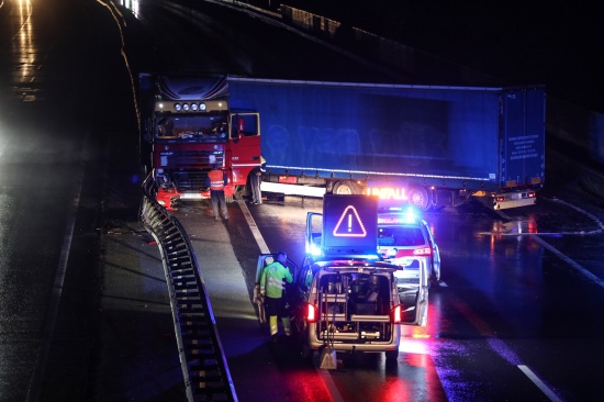 Nach Unfall querstehender LKW f�hrte zu n�chtlicher Sperre der Welser Autobahn bei Marchtrenk