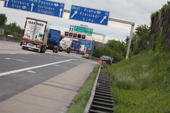 Schwerer Crash zwischen mehreren PKW und einem LKW auf Westautobahn bei Ansfelden