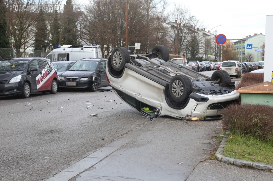 Fahrzeug bei Verkehrsunfall in Wels-Lichtenegg überschlagen