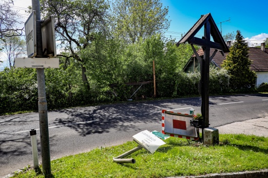 Telefonleitung und Verkehrszeichen bei Unfall in Edt bei Lambach beschdigt