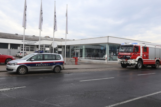 Feuerwehr durch Brandmeldeanlage in ein Autohaus alarmiert