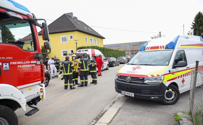 Personenrettung: Verletzte Person in Wels-Innenstadt nach Sturz von Einsatzkrften aus Pool gerettet