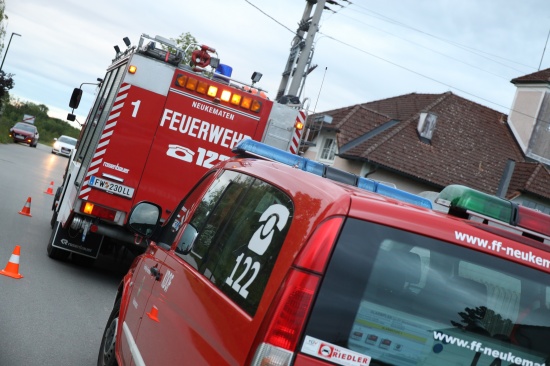 Rauchender Müllcontainer in Schiedlberg sorgt für größeren Einsatz der Feuerwehr