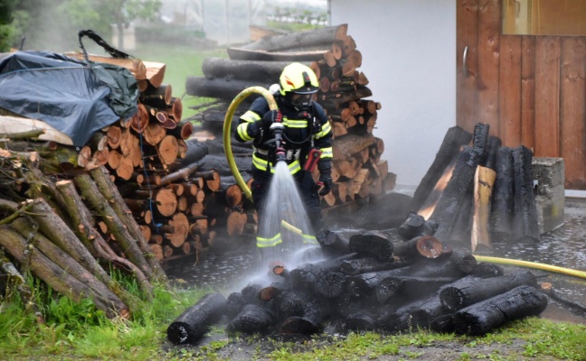 Brand eines Holzstapels in Feldkirchen an der Donau sorgt für Einsatz zweier Feuerwehren