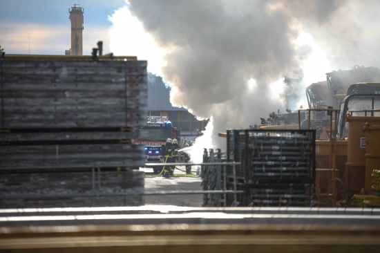 Brand einer Baumaschine in Marchtrenk durch Einsatzkr�fte zweier Feuerwehren rasch gel�scht