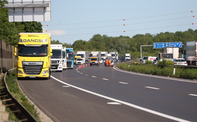 Auto gegen Mittelleitschiene: Verkehrsunfall auf Welser Autobahn bei Pucking