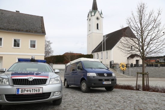 Ermittlungen nach unklarem Todesfall in Meggenhofen