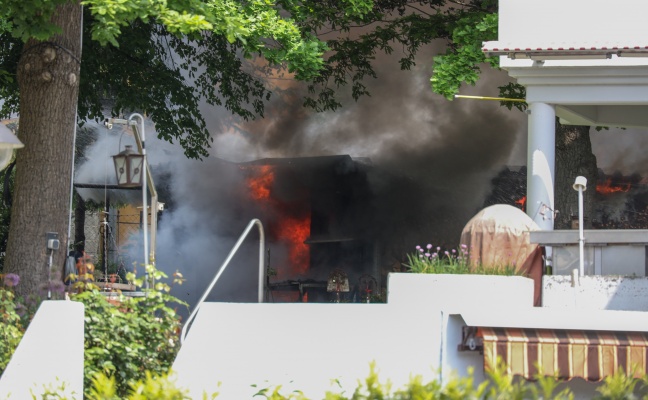 Brand einer Doppelgartenhtte in Wels-Schafwiesen