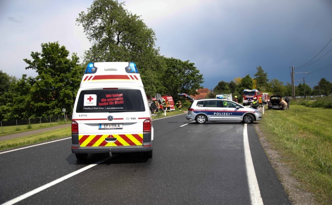 Sechs Verletzte bei Verkehrsunfall auf Eferdinger Straße bei Alkoven