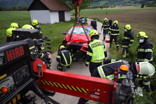 Auto gegen Brckengelnder: Einsatz nach schwerem Verkehrsunfall in Micheldorf in Obersterreich