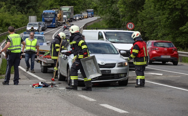 Aufräumarbeiten nach heftigem Auffahrunfall zwischen zwei PKW auf Innviertler Straße