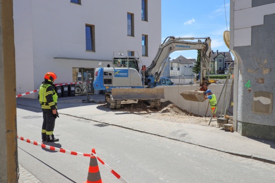 Gasleitung abgebaggert: Einsatz von Feuerwehr und Energieversorgungsunternehmen in Lambach