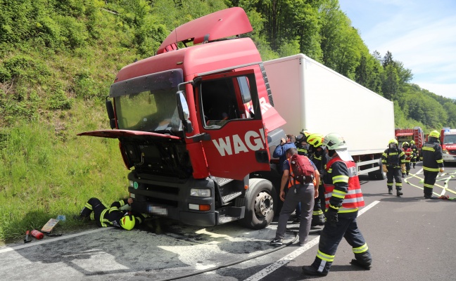 Entstehungsbrand im Motorraum eines LKW auf der Leonfeldener Straße in Kirchschlag bei Linz