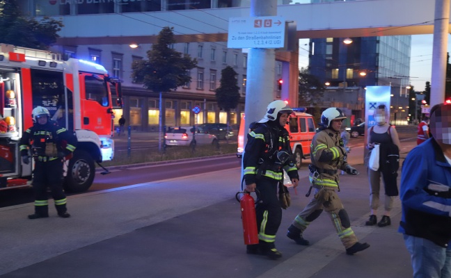 Brandeinsatz: Glosende Zigarettenstummel hinter Glaselement einer Haltestelle in Linz-Innere Stadt