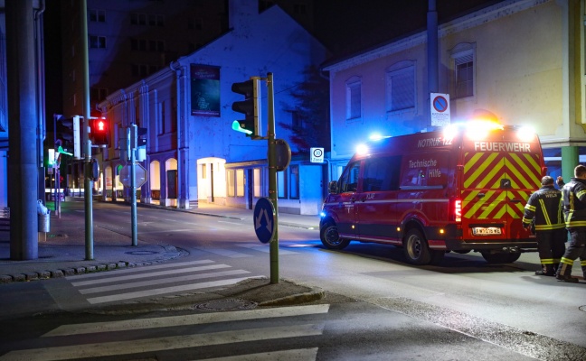 Glassplitter: Nchtlicher Einsatz der Feuerwehr in Wels-Innenstadt