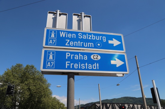 Anhalteversuche missachtet: Polizist bei Verkehrskontrolle in Linz von Auto 50 Meter mitgeschleift