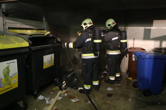 Papiercontainer einer Mehrparteienhausanlage in Brand gesteckt