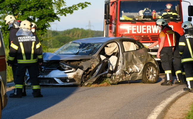Schwerer Verkehrsunfall mit Alkolenker bei Mehrnbach fordert vier Verletzte