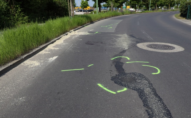 Kollision zwischen Leichtmotorrad und PKW in Wels-Neustadt fordert zwei Schwerverletzte