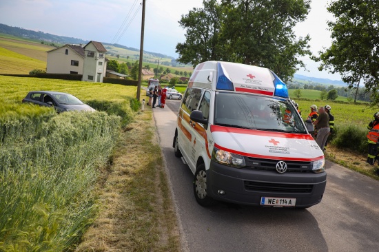 Auto landet im Feld: Schwerer Verkehrsunfall bei Buchkirchen endet glimpflich