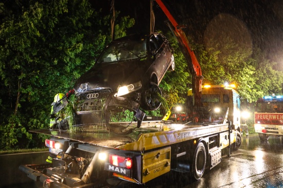 Auto auf regennasser Fahrbahn in Ansfelden von Strae abgekommen