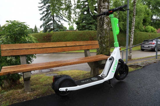 E-Scooter in Wels-Innenstadt durch Einsatzkrfte der Feuerwehr aus der Traun geborgen