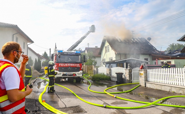 Großeinsatz für neun Feuerwehren bei Brand eines Wohnhauses in Wallern an der Trattnach