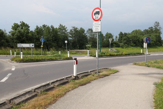 Angefahrenes Unfallopfer bei Verkehrsunfall in Weikirchen an der Traun bewusstlos liegen gelassen