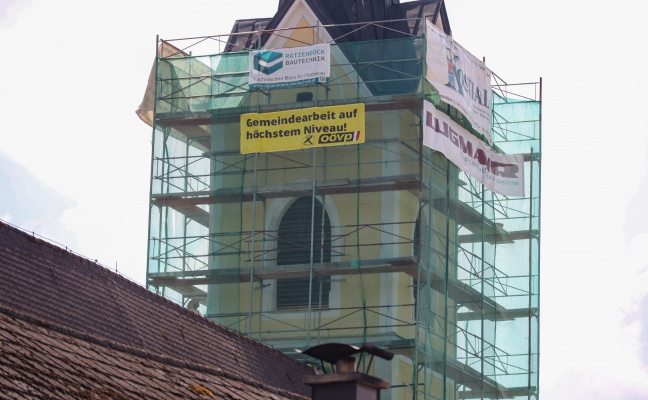 Wahlplakat der OÖVP am Kirchturm in Roitham am Traunfall sorgt für Aufregung